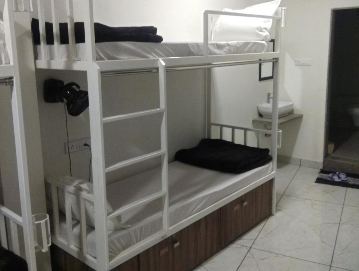 Hotel Milan Ахмедабад Екстериор снимка