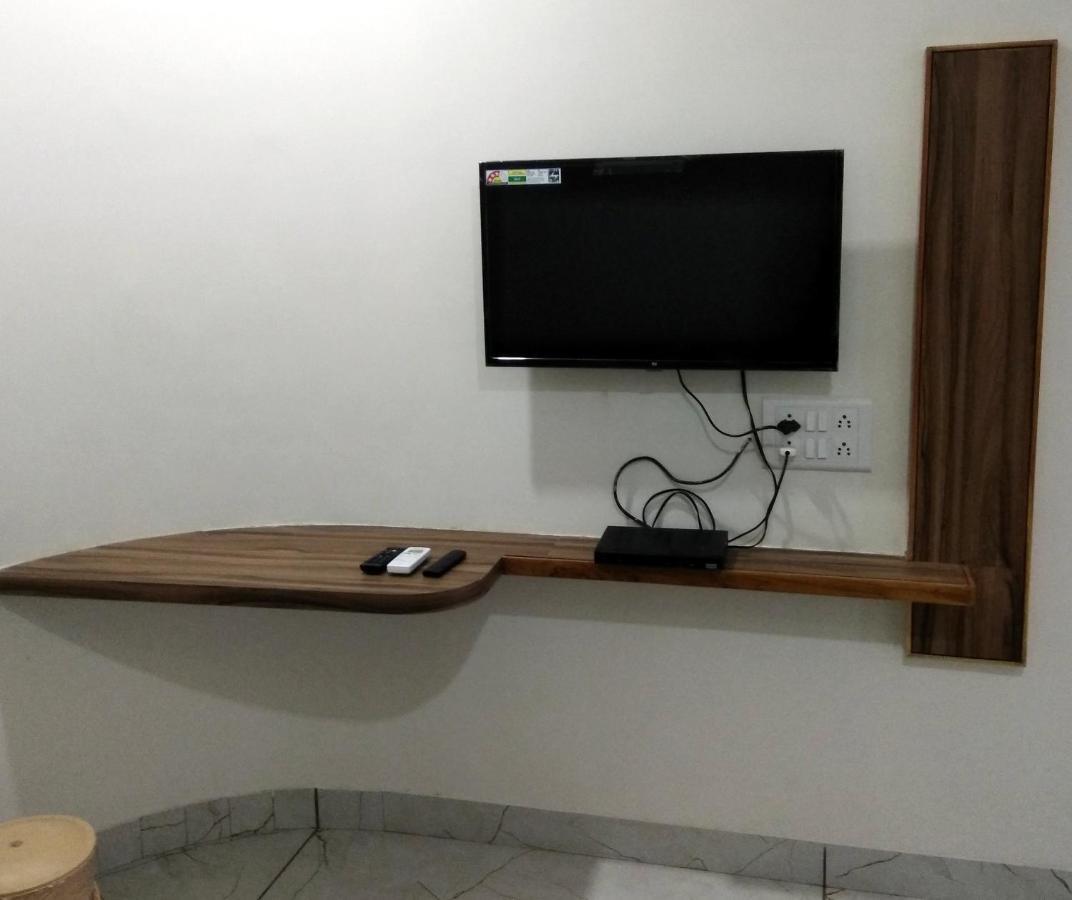 Hotel Milan Ахмедабад Екстериор снимка