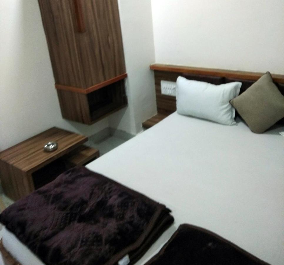 Hotel Milan Ахмедабад Екстериор снимка