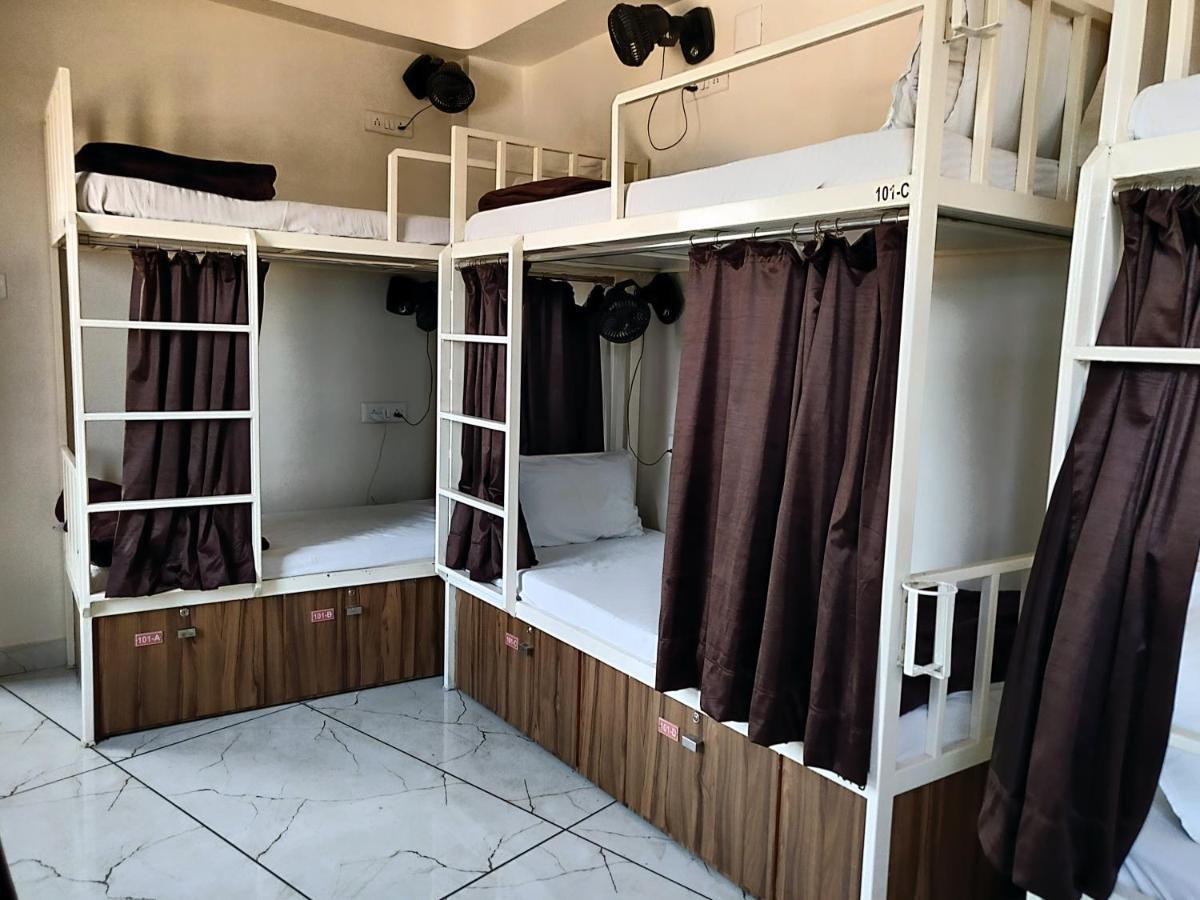 Hotel Milan Ахмедабад Екстериор снимка