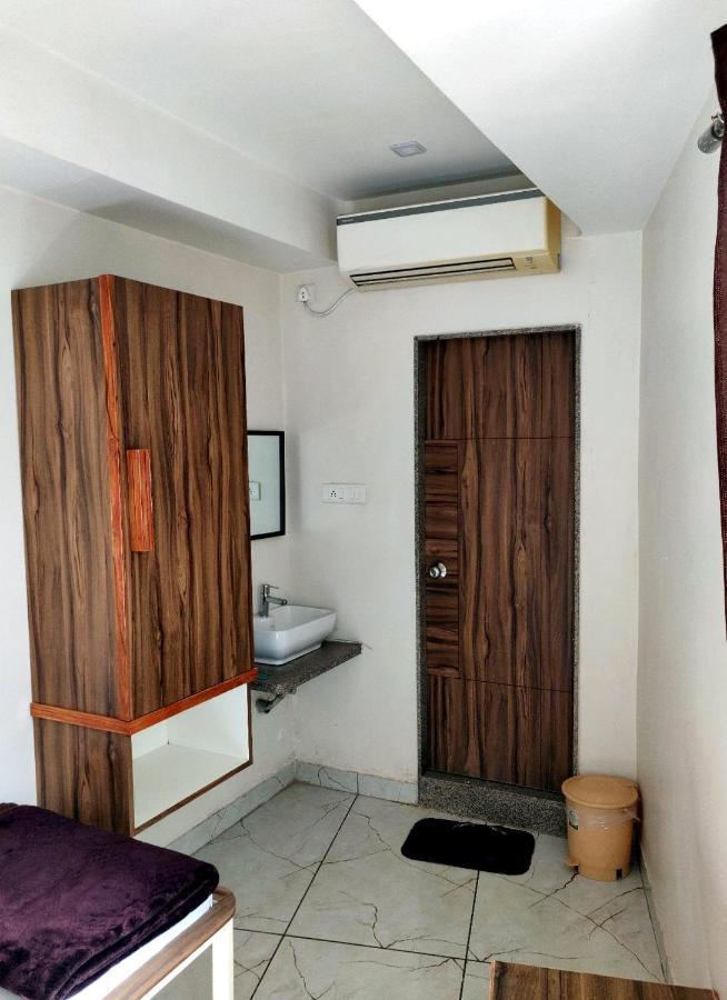 Hotel Milan Ахмедабад Екстериор снимка