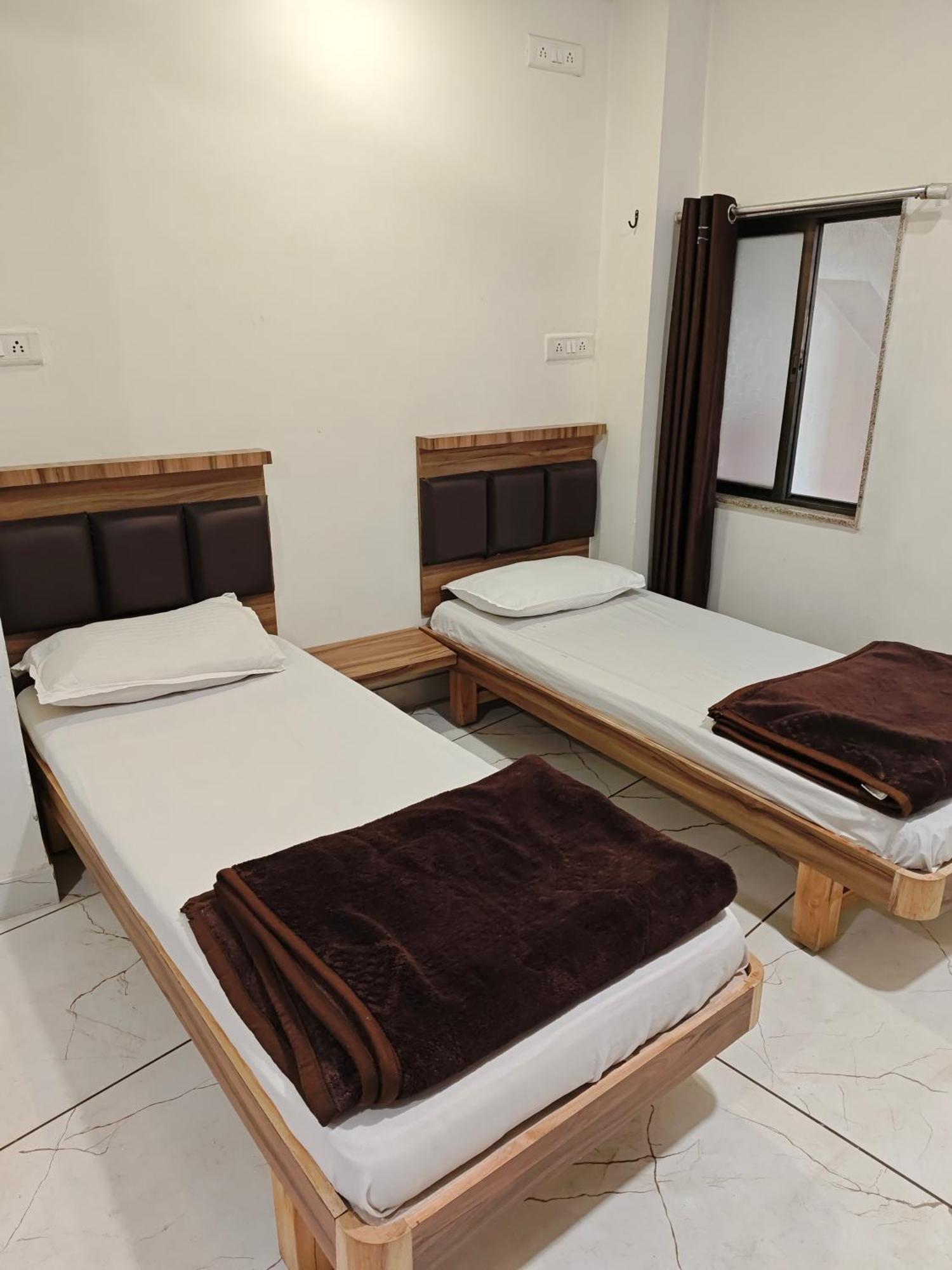 Hotel Milan Ахмедабад Екстериор снимка